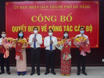 Ông Lê Trung Chinh, Chủ tịch UBND TP Đà Nẵng (thứ 3 từ trái qua) trao các quyết định cho ông: Nguyễn Hữu Nhật (bìa phải, bà Lê Thanh Tùng, thứ 2) và ông Lê Thành Hưng (bìa trái), bà Nguyễn Thu Phương (thứ 2 bìa trái).