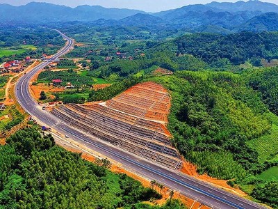 Hạ tầng đồng bộ cùng chính sách thông thoáng sẽ giúp Lạng Sơn thu hút đầu tư. Trong ảnh: Cao tốc Bắc Giang - Lạng Sơn