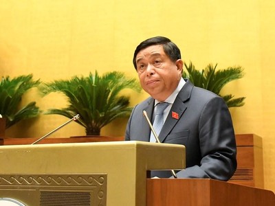 Bộ trưởng Bộ Kế hoạch và Đầu tư Nguyễn Chí Dũng báo cáo Quốc hội sáng 22/7. (Ảnh: Quochoi.vn).