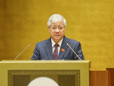Chủ tịch Uỷ ban Trung ương Mặt trận Tổ quốc Việt Nam Đỗ Văn Chiến báo cáo tại nghị trường (Ảnh Quochoi.vn).