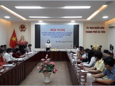 Bà Nguyễn Duy Linh Thảo, Giám đốc Trung tâm Xúc tiến Đầu tư, Thương mại và Du lịch Kiên Giang phát biểu tại Hội nghị tuyên truyền chỉ số PCI và PAPI cho cộng đồng doanh nghiệp và nhân dân tổ chức tại TP. Hà Tiên