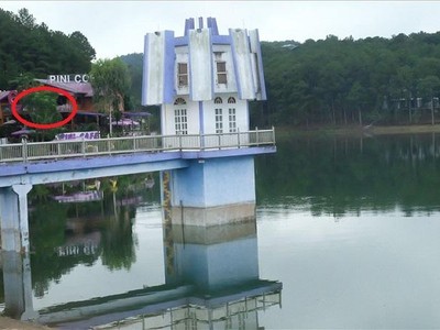 Công ty TNHH Li Mi xây dựng quán cà phê PiNi trái phép (vòng đỏ) tại Khu du lịch quốc gia hồ Tuyền Lâm, TP.Đà Lạt, tỉnh Lâm Đồng. Ảnh: Nhiệt Băng