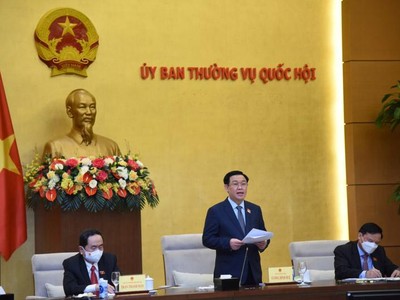 Chủ tịch Quốc hội Vương Đình Huệ phát biểu tại buổi họp.