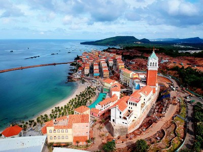 Theo dự kiến, trong giai đoạn đầu, sẽ lựa chọn một số điểm du lịch, khu nghỉ dưỡng quy mô, riêng biệt, đảm bảo an toàn tại Phú Quốc để phục vụ du khách quốc tế ảnh: hồ hạ