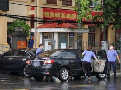 Các cán bộ Cơ quan điều tra Viện KSND tối cao có mặt tại Công an quận Đồ Sơn thực hiện khởi tố, bắt giam đối với Trung tá Phạm Quang Tuấn, Phó trưởng Công an quận Đồ Sơn. Ảnh: Viện KSND tối cao