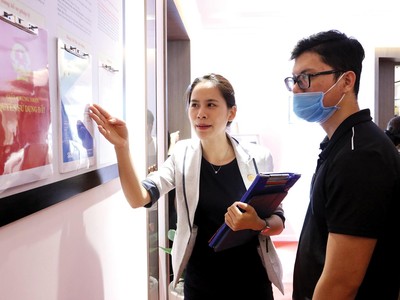 Hỗ trợ thủ tục cấp chứng nhận sở hữu cho khách mua nhà những ngày chưa giãn cách. Ảnh: Lê Toàn