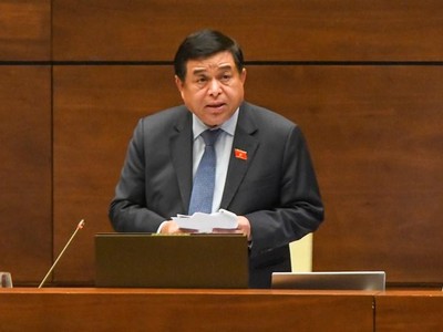 Bộ trưởng Bộ Kế hoạch và Đầu tư Nguyễn Chí Dũng phát biểu tại Hội trường chiều 25/7