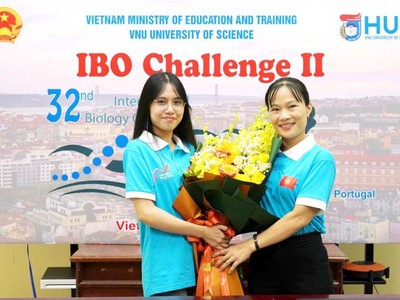 Nguyễn Thị Thu Nga chụp ảnh cùng người mẹ thứ 2, cô giáo Vũ Thị Hạnh sau khi dành tấm Huy chương Bạc ở kỳ thi Olympic Sinh học quốc tế 2021.