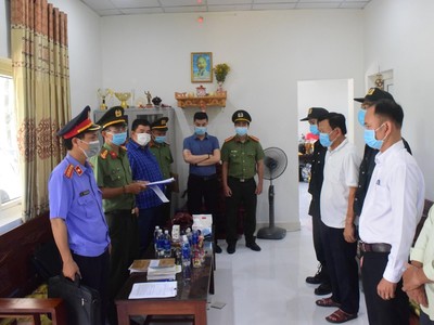 Cơ quan điều tra đọc lệnh khởi tố, bắt tạm giam 2 bị can.