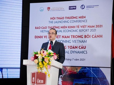 PGS-TS. Nguyễn Trúc Lê, Hiệu trưởng Trường Đại học Kinh tế cho biết, Báo cáo thường niên Kinh tế Việt Nam 2021 quy tụ một số lượng lớn các nhà khoa học, chuyên gia nghiên cứu kinh tế, các giảng viên từ các viện nghiên cứu và trường đại học tham gia (Ảnh: Thùy Dung)