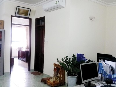 Một căn hộ diện tích 65 m2 được sử dụng làm văn phòng. Ảnh: Việt Dương