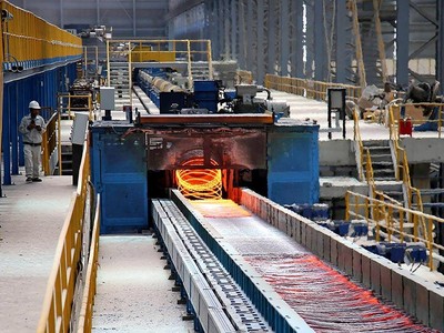 Việc tăng thuế xuất khẩu và mở rộng cửa cho thép ngoại sẽ khiến thép nội lao đao. Trong ảnh: Sản xuất thép tại Tập đoàn Hòa Phát