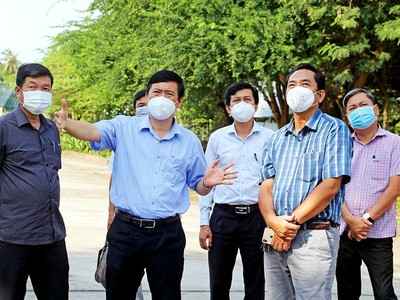 Chủ tịch UBND tỉnh Đồng Tháp Phạm Thiện Nghĩa (thứ hai, từ trái sang) kiểm tra, đôn đốc công tác phòng, chống Covid-19 tại TP. Cao Lãnh
