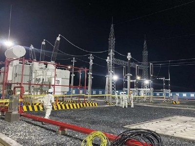 Công ty CP Điện gió Trung Nam Trà Vinh 1 đã thực hiện đóng điện thành công 02 máy biến áp T1 và T2 của Trạm biến áp và đường dây 220KV - Dự án Nhà máy Điện gió Đông Hải 1. Ảnh: Hoàng Duy