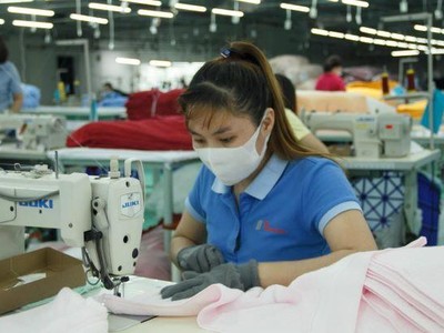 Chuỗi sản xuất dệt may đang bị đứt gãy nặng nề do nhiều nhà máy tại phía Nam phải tạm dừng sản xuất để đảm bảo phòng, chống dịch Covid-19