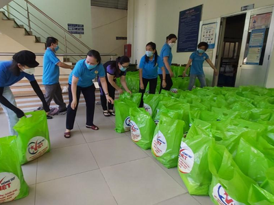 Các lực lượng hỗ trợ sắp xếp hàng hoá trong chương trình "Vòng tay Việt" do Hội hàng Việt Nam chất lượng cao phối hợp với Sở Công thương TP.HCM cùng một số đơn vị, doanh nghiệp tổ chức thực hiện (Ảnh minh hoạ).