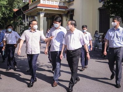 Phó thủ tướng Vũ Đức Đam thị sát và kiểm tra đột xuất công tác phòng chống COVID-19 tại 4 điểm ở Hà Nội sáng 4/8 - Ảnh: Phú Khánh