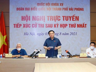 Chủ tịch Quốc hội Vương Đình Huệ tiếp xúc cử tri, từ đầu cầu Nhà Quốc hội.