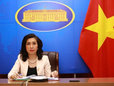 Người Phát ngôn Bộ Ngoại giao Lê Thị Thu Hằng trả lời các câu hỏi của báo chí tại cuộc họp báo trực tuyến chiều 5/8. (Ảnh: BNG)