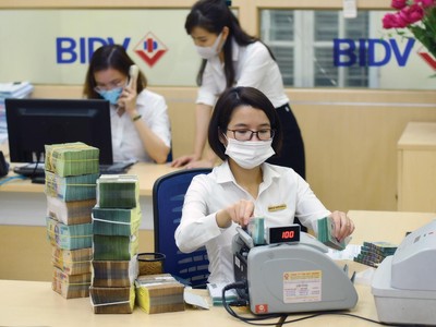 Biên lãi ròng của ngành ngân hàng được cải thiện trong hơn 1 năm qua. Ảnh: Dũng Minh