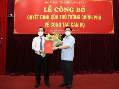 Bộ trưởng Bộ Giao thông Vận tải Nguyễn Văn Thể trao quyết định bổ nhiệm cho tân Thứ trưởng Nguyễn Duy Lâm