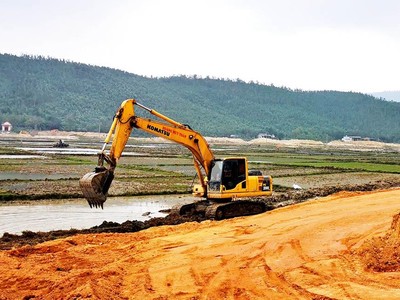 Việc triển khai các hạng mục hạ tầng tại Trung tâm điện lực Quảng Trạch gặp nhiều khó khăn do vướng giải phóng mặt bằng.