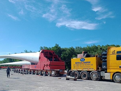 Thiết bị điện gió mà Công ty cổ phần năng lượng Tái tạo Đại Dương vận chuyển về Dự án Nhà máy điện gió Cầu Đất.