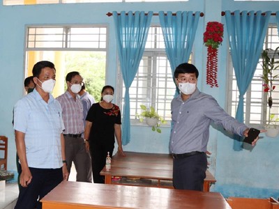 Bí thư tỉnh ủy Đồng Tháp Lê Quốc Phong (bìa phải) kiểm tra đôn đốc mô hình phòng chống dịch tại huyện Cao Lãnh, Đồng tháp