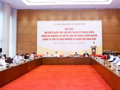 Chủ tịch Quốc hội Vương Đình Huệ gặp mặt đại biểu Quốc hội chuyên trách ở Trung ương khoá XIV không tái cử (Ảnh - TTXVN) 