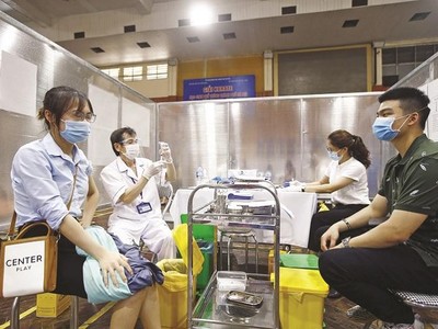 Việt Nam phải tính đến cách thức để nền kinh tế trở lại bình thường sau khi tiêm vắc-xin cho người dân.