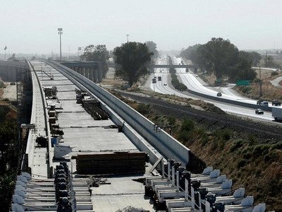 Công trường xây dựng hạng mục cầu cạn của dự án đường sắt cao tốc California, cạnh đoạn đường cao tốc 99 gần thành phố Fresno, bang California. Ảnh chụp vào tháng 10/2019. Nguồn: AP