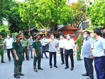 Phó Thủ tướng Chính phủ Vũ Đức Đam, Trưởng Ban chỉ đạo Quốc gia phòng, chống Covid-19 kiểm tra công tác phòng dịch. (Ảnh: TTXVN)