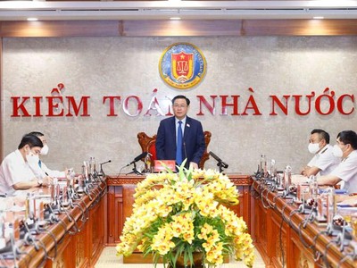 Chủ tịch Quốc hội Vương Đình Huệ làm việc tại Kiểm toán Nhà nước. (Ảnh - TTXVN)