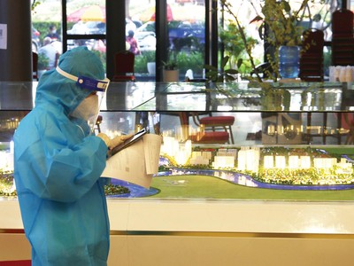 Một chủ đầu tư tổ chức tiêm vắc-xin cho nhân viên để sớm đón “bình thường mới”. Ảnh: Lê Toàn