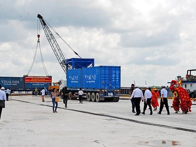 Cảng tổng hợp Vinalines Hậu Giang nằm trong KCN Sông Hậu, thuận tiện cho doanh nghiệp vận chuyển nguyên liệu, hàng hóa