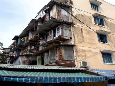 Tường mặt ngoài bị thấm, xây cơi nới tại nhà A của Khu chung cư Đống Đa, TP Huế.