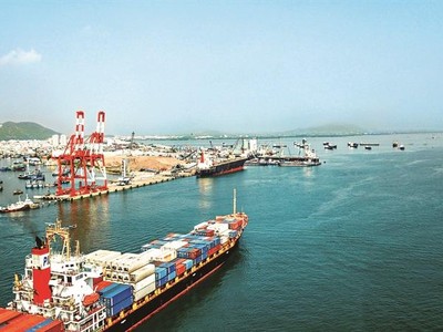 Tàu chở container vào trả hàng tại cảng Quy Nhơn.