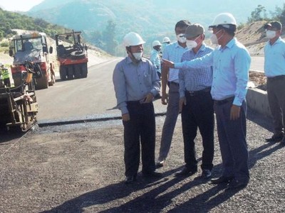 Chủ tịch UBND tỉnh Bình Định Nguyễn Phi Long chỉ đạo các đơn vị triển khai công trình trọng điểm của tỉnh này phải đảm bảo, "vừa phòng chống dịch, vừa đảm bảo tiến độ thi công công trình” để đảm bảo tiến độ cam kết.