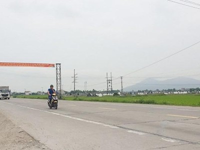 Quốc lộ 1A qua Khu kinh tế Vũng Áng (Hà Tĩnh) xuống cấp, không đáp ứng đủ nhu cầu đi lại của các phương tiện và phát triển kinh tế - xã hội của tỉnh Hà Tĩnh.