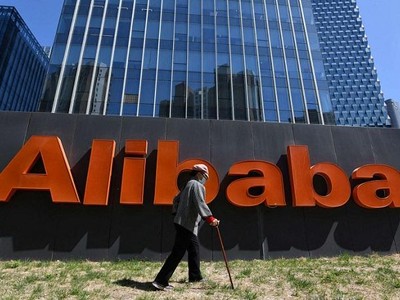 Cổ phiếu Alibaba niêm yết tại Hong Kong rớt giá kỷ lục còn 160,30 đô la Hong Kong trong ngày giao dịch 19/8. Ảnh: AFP