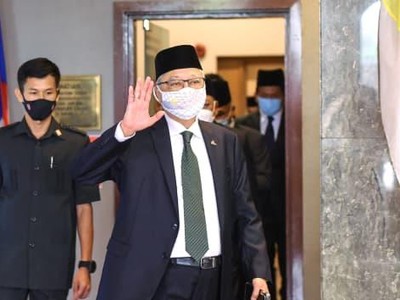 Ông Ismail Sabri Yaakob (bên phải) vẫy tay chào khi rời trụ sở UMNO để yết kiến Quốc vương Malaysia Al-Sultan Abdullah tại Kuala Lumpur vào ngày 19/8/2021. Ảnh: AFP