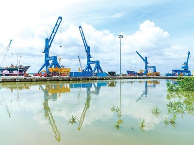 Tìm cách khơi thông các cảng biển