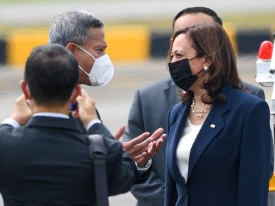 Phó tổng thống Mỹ Kamala Harris (bìa phải) được Ngoại trưởng Singapore Vivian Balakrishnan (bìa trái) chào đón tại Căn cứ không quân Paya Lebar, Singapore vào ngày 22/8. Ảnh: AFP