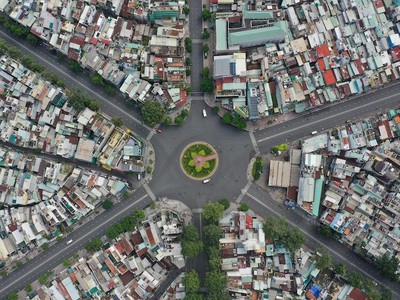 Đường phố rất ít người tham gia giao thông sáng ngày 23/8 tại TP.HCM. Ảnh VNE