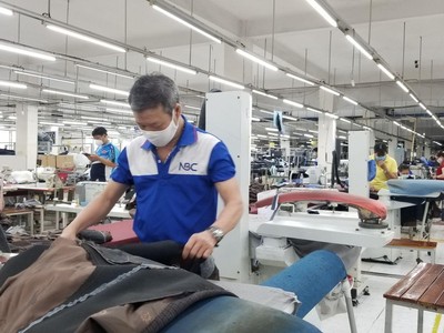Người lao động tham gia "3 tại chỗ" tại May Nhà Bè (Nguồn: NBC)
