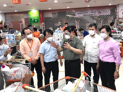 Thủ tướng Phạm Minh Chính khảo sát công tác phối hợp chuẩn bị hàng hóa cung ứng cho người dân tại Co.opXtra Phạm Văn Đồng.