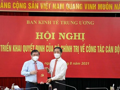 Ông Nguyễn Thành Phong (bên phải) nhận quyết định điều động, phân công giữ chức Phó trưởng Ban Kinh tế Trung ương