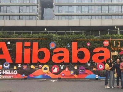 Cổ phiếu Alibaba niêm yết tại Hong Kong rớt giá 1% trong ngày 25/8. Ảnh: AFP