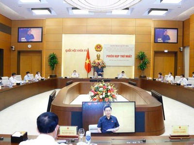 Chủ tịch Quốc hội Vương Đình Huệ chủ trì phiên họp.