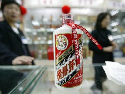 Một thùng rượu Mao Đài Quý Châu sản xuất năm 1974 được bán với giá "giật mình" là 1 triệu bảng Anh. Ảnh: AFP